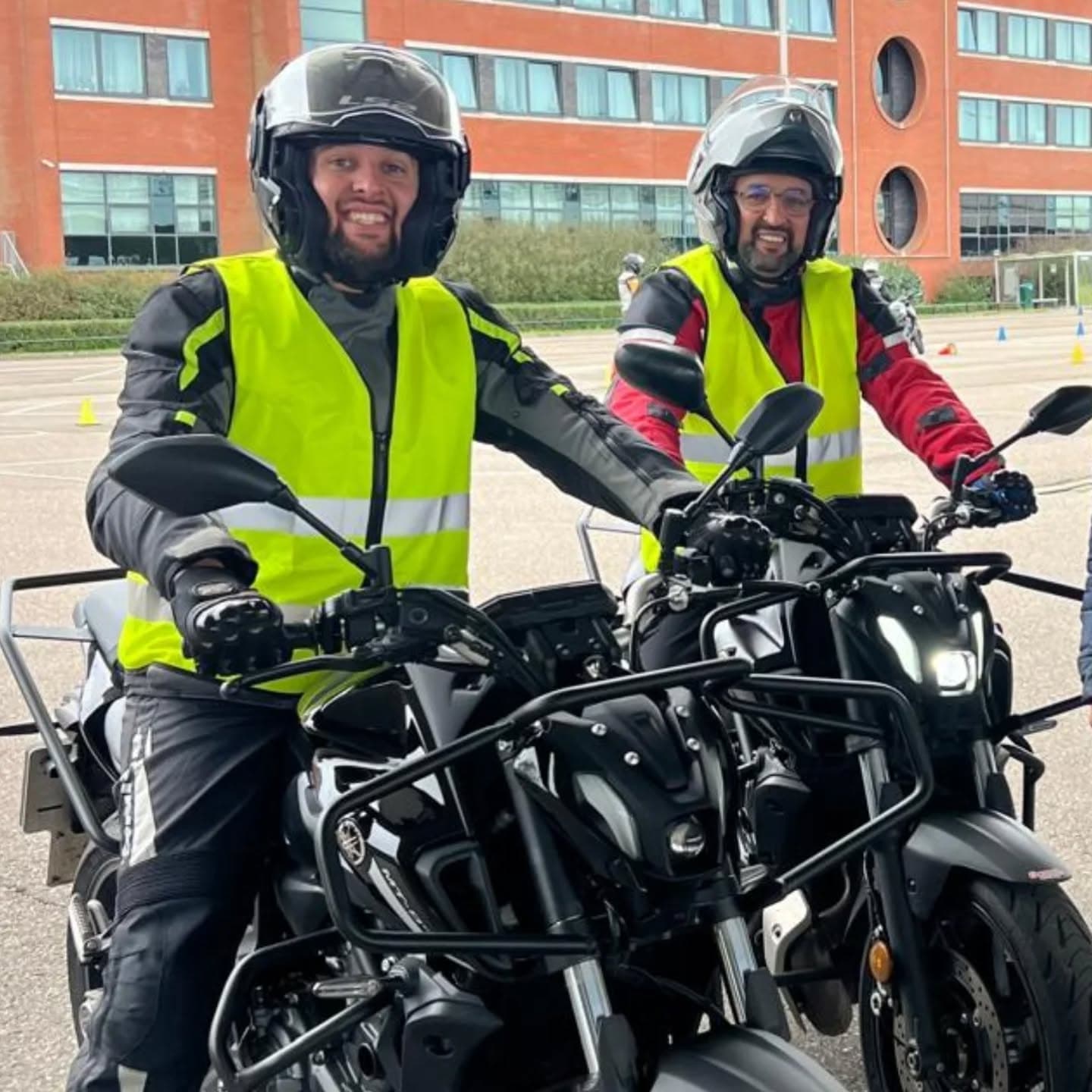 Twee motorrijders op Yamaha MT-07 tijdens een motorrijles van De Rijdocent